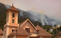 На іспанському острові Тенерифе виходить з-під контролю лісова пожежа