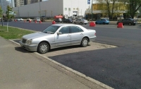 Коммунальщики положили асфальт в обход припаркованного Mercedes