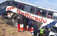 Пассажирский автобус врезался в скалу, 17 человек погибли
