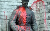Задержаны вандалы, надругавшиеся над памятником советским солдатам в Латвии