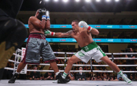 Усик уверенно дебютирует в супертяжелом весе