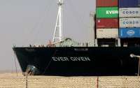 Устроивший пробку контейнеровоз не выпустят из Суэцкого канала
