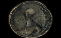 Старинную монету с инопланетянином нашли в Египте
