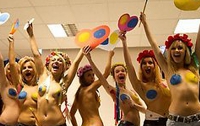 FEMEN напечатали «валентинки» своими интимными местами (ФОТО)