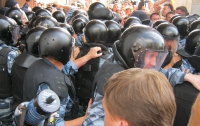 В центре Киева защитники украинского языка «прессуют» спецназ 