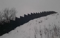 Неизвестные в Киеве установили на Щекавице двухметровый забор