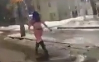 Голая женщина удивила водителей в Кропивницком (видео)