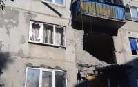 На Донбассе под обстрел попала многоэтажка, есть раненый (фото)