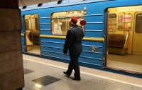 Студентка упала на рельсы в киевском метро: появились подробности