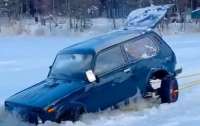 Рыбаки разорвали Lada Niva, пытаясь вытащить ее из воды