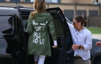 Мелания Трамп попала под шквал критики из-за надписи на куртке