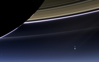 Вид сквозь кольца Сатурна на Землю (ФОТО)