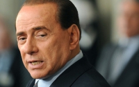 Берлускони в публичном месте поцеловал руку ливийскому лидеру