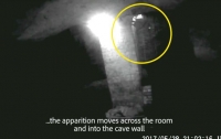 В британской пещере запечатлели проходящего сквозь стену призрака (видео)