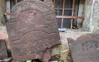 Во дворе, где хозяйничал НКВД, нашли десятки еврейских надгробий