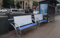 На Крещатике появились «ничейные» рекламные лавочки