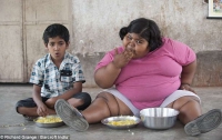 Ужасные будни самой толстой девочки в мире (ФОТО)