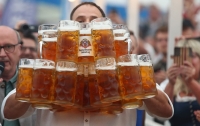 У Баварії кельнер приніс за раз 29 келихів пива і встановив світовий рекорд