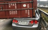 Водитель чудом выжил в раздавленной контейнером машине