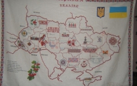 Киевлянка два года вышивает карту Украины