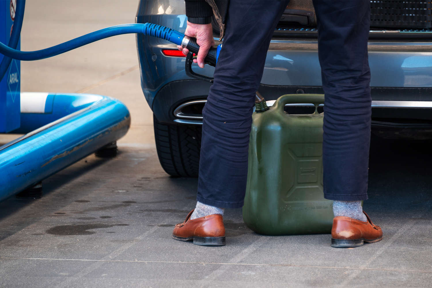 В Украине из-за очередей на АЗС появилась услуга по доставке бензина на ...