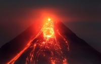 Столб пепла высотой в 6 км: в Индонезии началось извержение вулкана (видео)