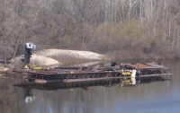 В Киевском Гидропарке «КАМАЗ» столкнулся с баржей (ФОТО)  
