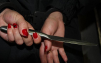 В Запорожье женщина с ножом набросилась на детей и пыталась покончить с собой