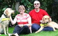 Незрячие британцы познакомились и поженились благодаря собакам-поводырям