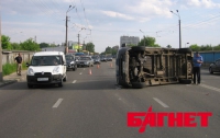 В Киеве девушка за рулем Daewoo перевернула бусик (ВИДЕО)