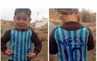Афганский мальчик сделал футболку Месси из полиэтиленового пакета