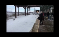 Прибывающий поезд зрелищно засыпал снегом людей на перроне (видео)