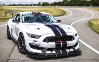 Гоночный Mustang помогает водителям-испытателям Ford настраивать массовые модели