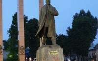 Во Львове на памятнике Бандере нарисовали серп и молот