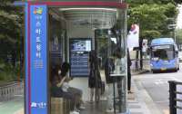 В Южной Корее тестируют автобусные смарт-остановки, которые пускают не всех