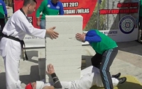 Турок установил мировой рекорд, разбив у себя на груди 16 бетонных блоков (видео)