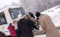 Пассажиры автобуса вытащили транспорт из снежной ловушки и продолжили свой путь (видео)
