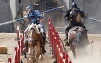 Средневековые рыцари вызывают на турнир всех смельчаков