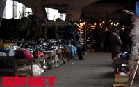 В Киеве начали убирать киоски с секонд-хендом под Шулявским путепроводом
