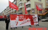 Коммунисты отметили годовщину «Октября» мытьем обуви в фонтане и плакатами с ошибками (ФОТО)