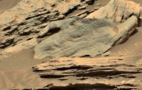 Марсоход третьего поколения заснял гигантскую руку на Марсе