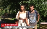Скандал на Житомирщине: соцслужбы отобрали у родителей троих детей