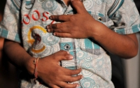 Родители не разрешают удалить 5 лишних пальцев у индийского мальчика из-за славы (ФОТО)