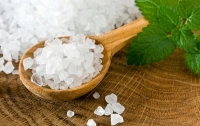 Диетологи назвали продукты, содержащие опасное количество соли