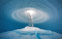 В Антарктиде разбился НЛО и пробил дыру в леднике