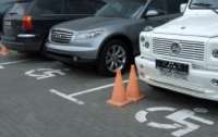 Вырос штраф за парковку на местах для инвалидов