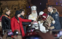 Марина Порошенко разом із дітьми відкрила Головну ялинку країни та влаштувала флеш-моб на Софійській площі