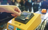 В Киевском метро добавят турникеты для оплаты банковской картой