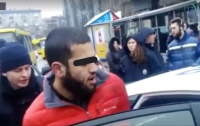 В Киеве агрессивный водитель во время задержания покусал полицейского (ВИДЕО)