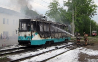 В Запорожье на остановке загорелся трамвай